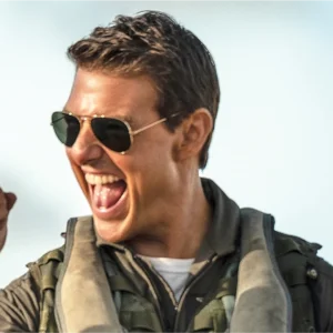 Imagem do filme Top Gun Maverick mostrando uma aeronave de caça.